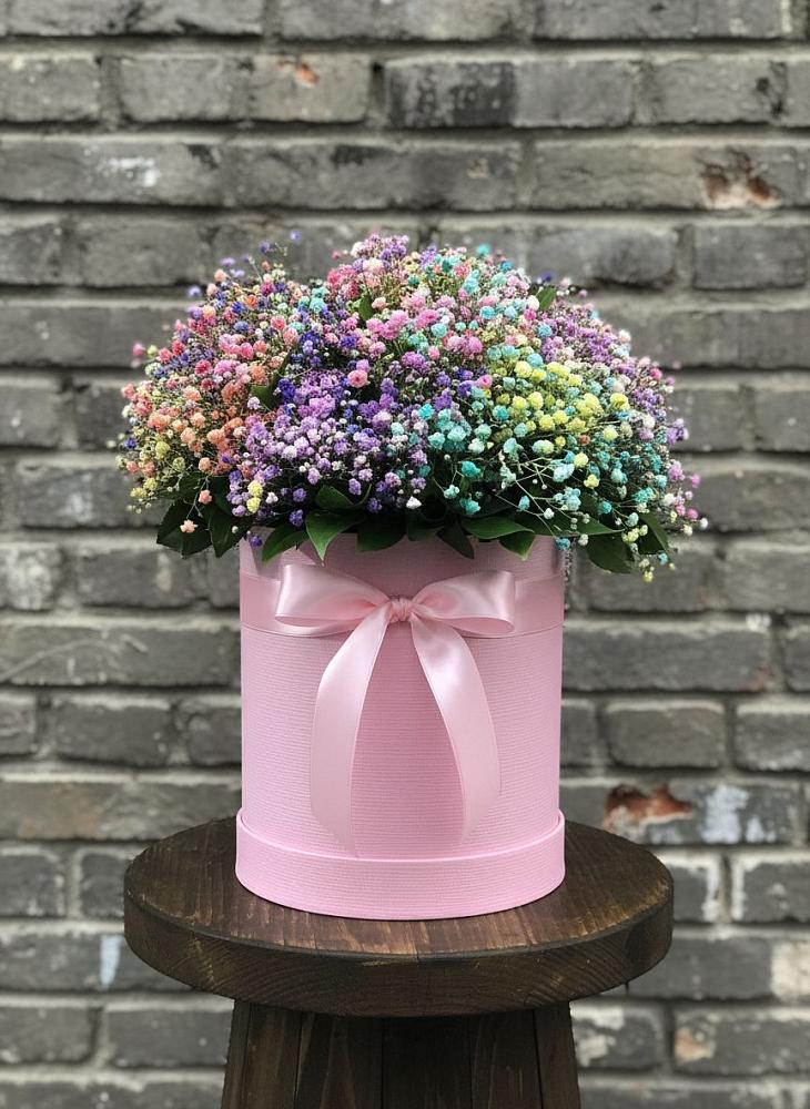Цветочная композиция из Гипсофила и Розы в шляпной коробке в Большой Речке