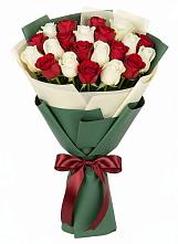Букет Микс из красных и белых роз в Большой Речке