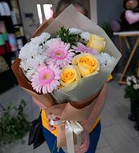 Букет цветов из:  Герберы, Розы и Хризантемы в Большой Речке