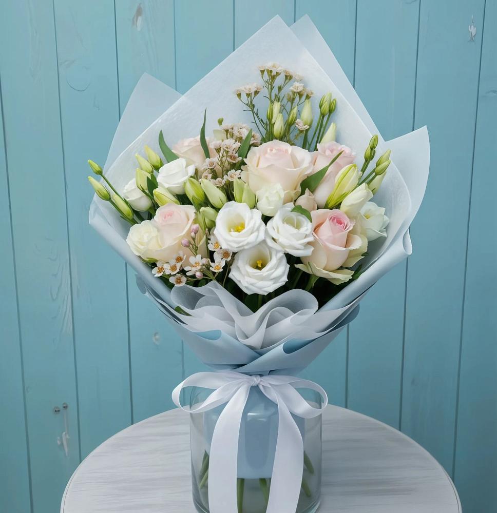 Букет цветов из: Розы и Лизиантусы в Большой Речке