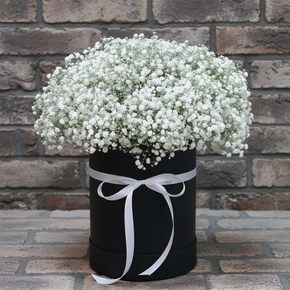 Цветочная композиция из Гипсофила в шляпной коробке в Большой Речке