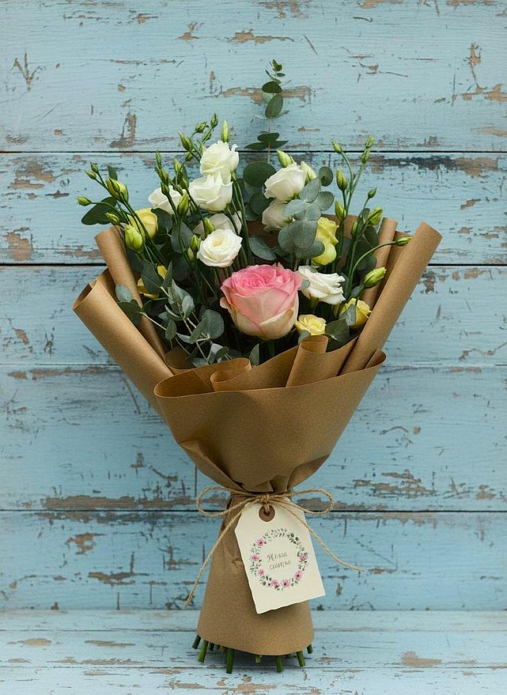 Букет цветов из: Розы и Лизиантусы в Большой Речке