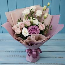 Букет цветов из:  Розы и Лизиантусы в Большой Речке