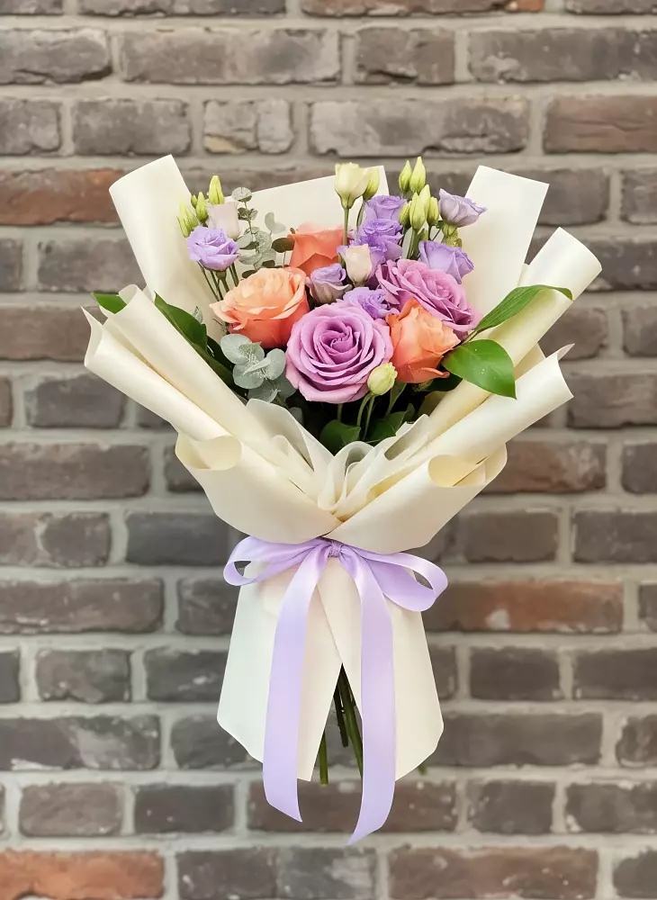 Букет цветов из: Лизиантусы и Розы в Большой Речке