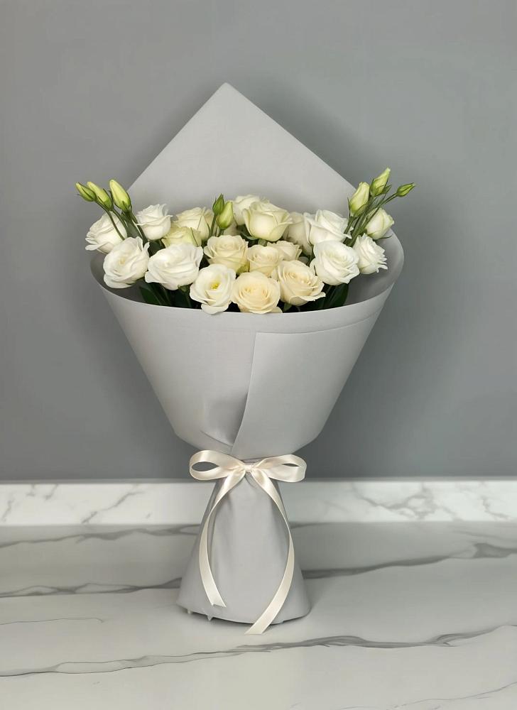 Букет цветов из: Розы и Лизиантусы в Большой Речке