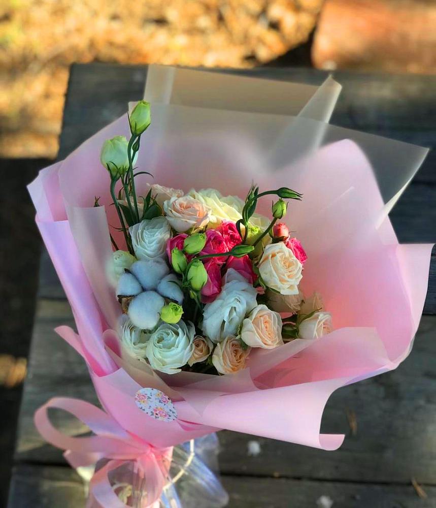 Букет цветов из: Розы и Лизиантусы в Большой Речке