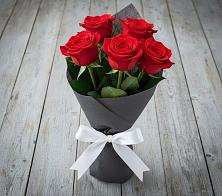 Букет 5 Красных роз Эдлесс Лав в Большой Речке