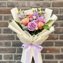 Букет цветов из:  Лизиантусы и Розы в Большой Речке