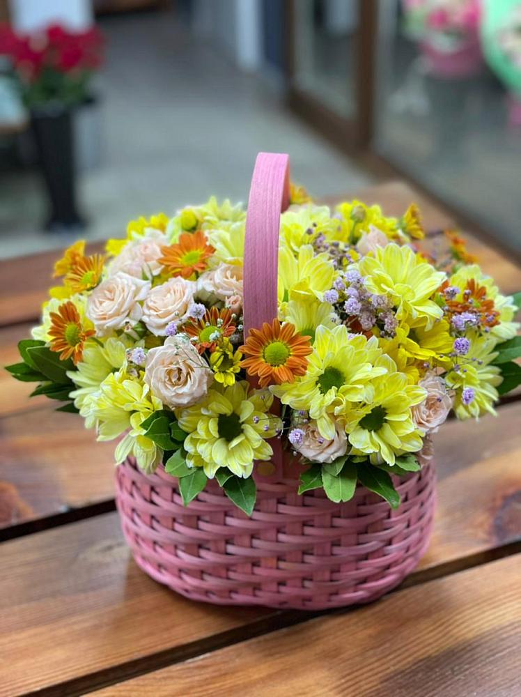 Цветочная композиция из Хризантемы и Розы в корзине в Большой Речке
