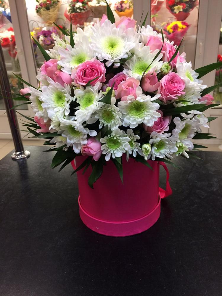 Цветочная композиция из Розы и Хризантемы в шляпной коробке в Большой Речке