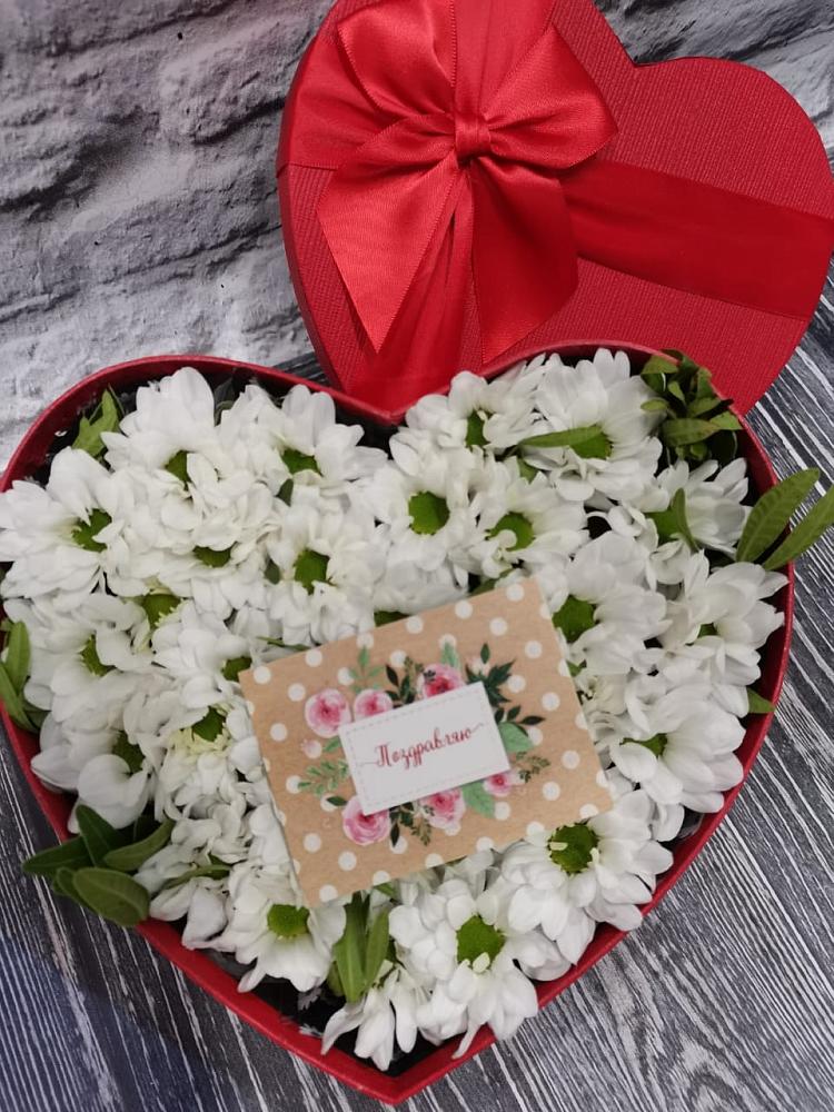 Цветочная композиция из Хризантемы в виде сердца в Большой Речке