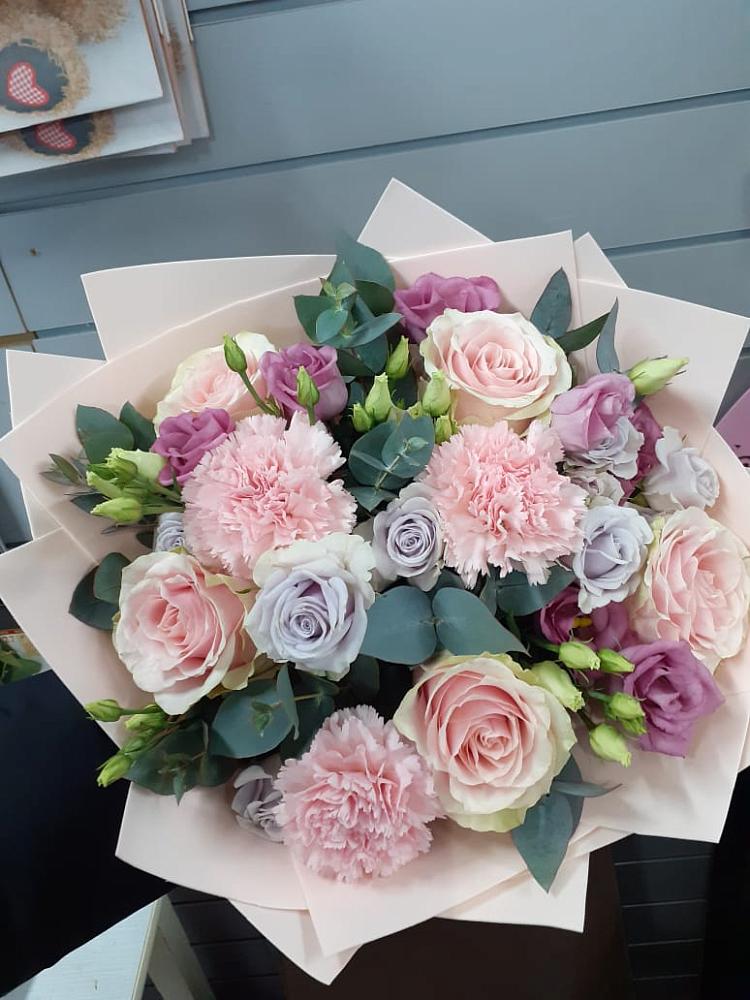 Букет цветов из: Розы, Гвоздики и Лизиантусы в Большой Речке