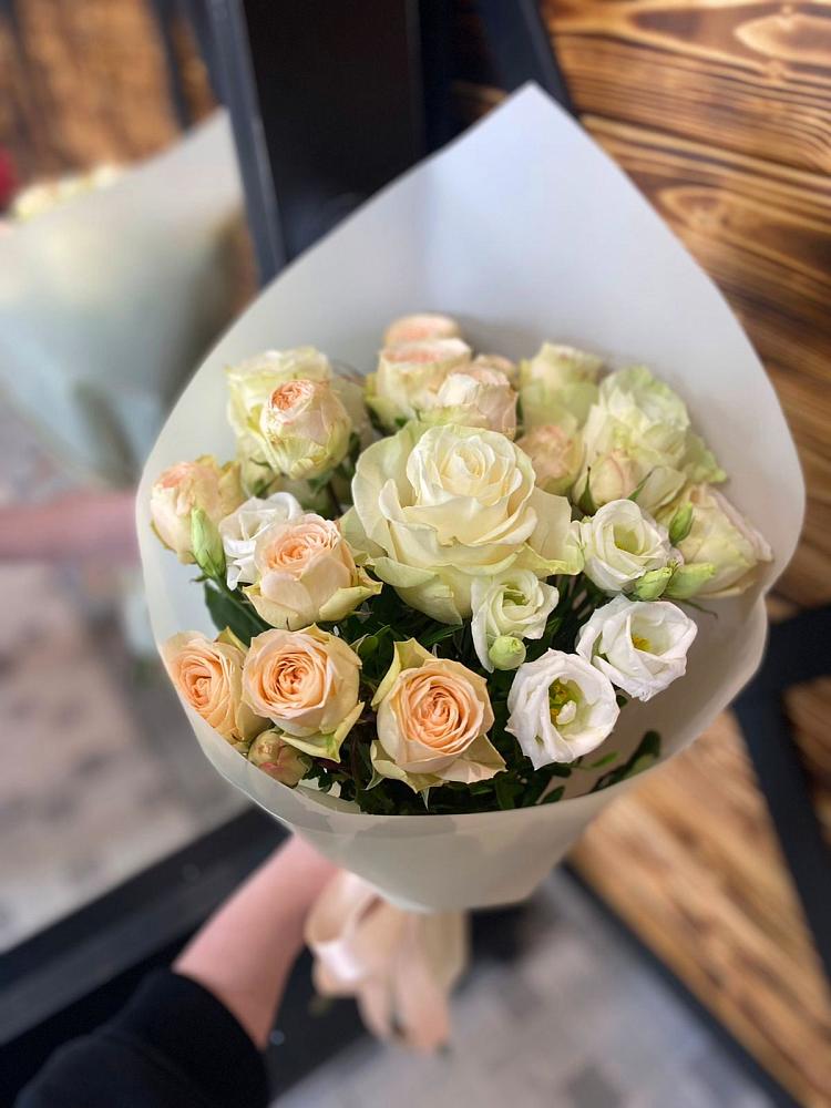 Букет цветов из: Розы и Лизиантусы в Большой Речке