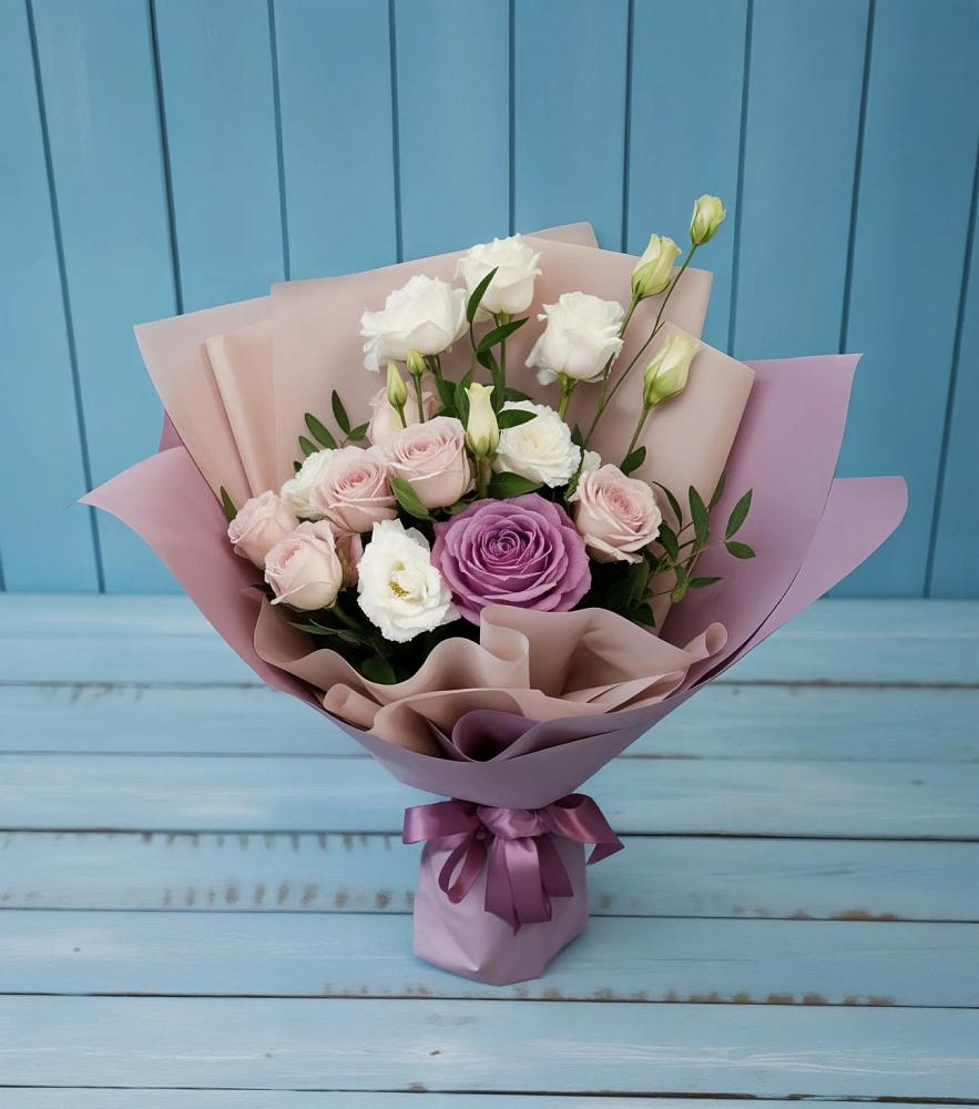 Букет цветов из: Розы и Лизиантусы в Большой Речке